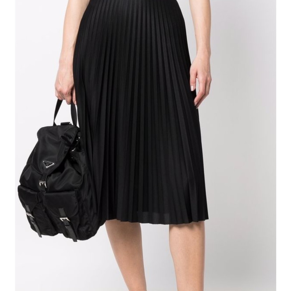 Jupe plissée Lacoste .

Portée une seule fois .

put only once